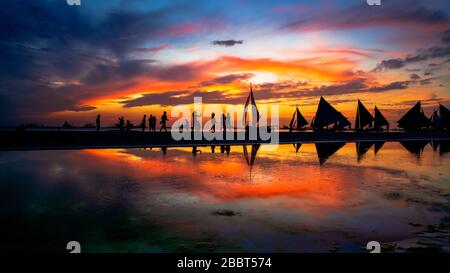 Alamy titre optimisé “Sunset Paraw Voiliers reflétés à Low Tide sur White Beach, Boracay Island, Philippines Banque D'Images