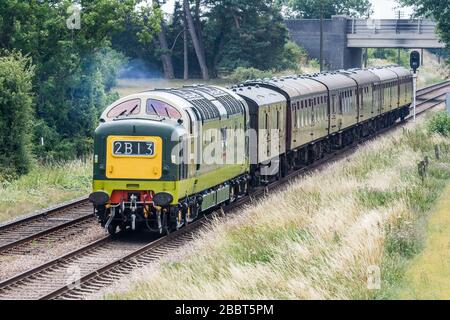 Un train sur le Great Central Railway Banque D'Images