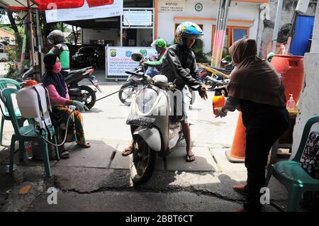 Jakarta, Indonésie. 1 avril 2020. Contrôles de serrage aux entrées résidentielles, les résidents s'enregistrent et sortent des clients en vaporisant des désinfectants et doivent se laver les mains à Pegangsaan Dua. Les résidents qui ont une aide personnelle pour resserrer l'examen à l'entrée de leur résidence vise à briser la chaîne de propagation de COVID-19, à la suite de l'augmentation des patients positifs dans la région de Jakarta. Crédit: Dasil Roszandi/ZUMA Wire/Alay Live News Banque D'Images