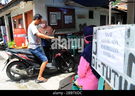 Jakarta, Indonésie. 1 avril 2020. Contrôles de serrage aux entrées résidentielles, les résidents s'enregistrent et sortent des clients en vaporisant des désinfectants et doivent se laver les mains à Pegangsaan Dua. Les résidents qui ont une aide personnelle pour resserrer l'examen à l'entrée de leur résidence vise à briser la chaîne de propagation de COVID-19, à la suite de l'augmentation des patients positifs dans la région de Jakarta. Crédit: Dasil Roszandi/ZUMA Wire/Alay Live News Banque D'Images