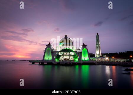 Coucher de soleil dans la mosquée Melaka Straits en Malaisie Banque D'Images