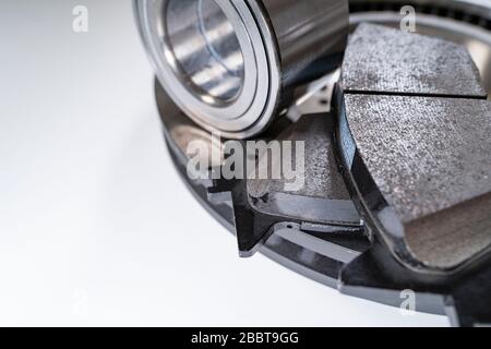 plaquettes de frein et pièces automatiques sur une table blanche Banque D'Images