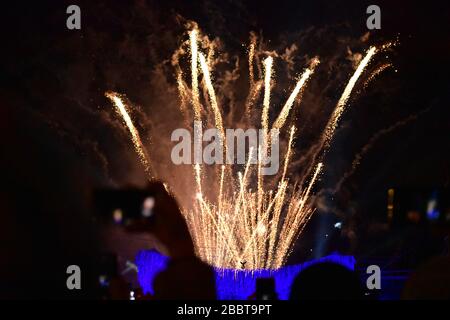 Les gens qui prennent des photos sur des téléphones de feux d'artifice pendant 30 ans tombent du mur de Berlin Banque D'Images