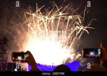 Les gens qui prennent des photos sur des téléphones de feux d'artifice pendant 30 ans tombent du mur de Berlin Banque D'Images