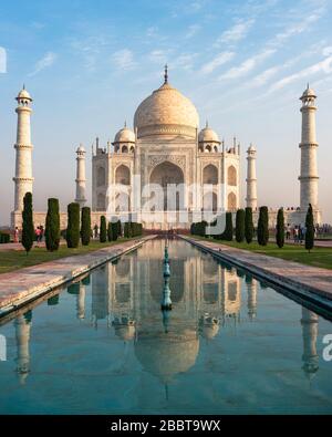 Taj Mahal au lever du soleil à Agra Inde Banque D'Images