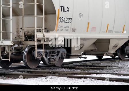 West Chicago, Illinois, États-Unis. Un train de marchandises des chemins de fer nationaux du Canada traversant une ligne principale du chemin de fer Union Pacific à une intersection. Banque D'Images