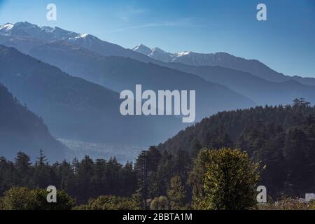 Vue sur la ville de Manali dans le nord de l'Inde Himalaya paysage Banque D'Images