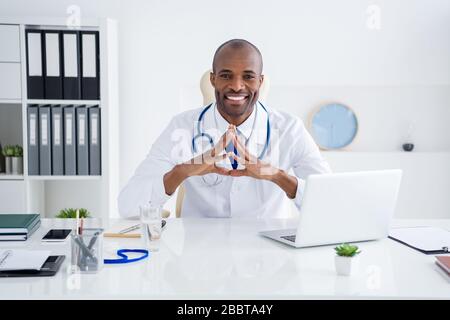 Photo de la famille doc sombre peau cheer gars toothy consultant carnet de notes ordonnance aider les patients à contrôler la panique peur risque épidémie de maladie usure Banque D'Images