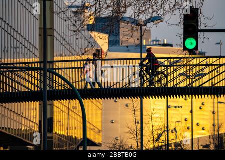 Cycliste sur un pont au-dessus de Segererothstrasse, à Essen, dans le centre commercial arrière Limbecker Platz, Allemagne, Banque D'Images