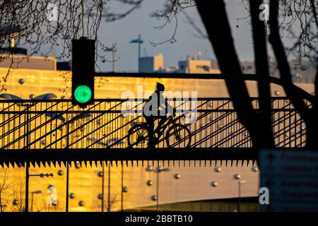 Cycliste sur un pont au-dessus de Segererothstrasse, à Essen, dans le centre commercial arrière Limbecker Platz, Allemagne, Banque D'Images