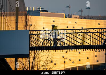 Cycliste sur un pont au-dessus de Segererothstrasse, à Essen, dans le centre commercial arrière Limbecker Platz, Allemagne, Banque D'Images