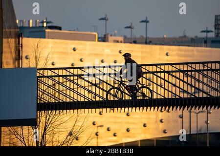 Cycliste sur un pont au-dessus de Segererothstrasse, à Essen, dans le centre commercial arrière Limbecker Platz, Allemagne, Banque D'Images