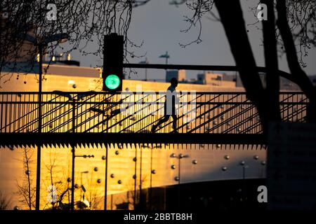 Cycliste sur un pont au-dessus de Segererothstrasse, à Essen, dans le centre commercial arrière Limbecker Platz, Allemagne, Banque D'Images