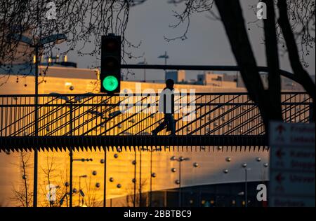 Cycliste sur un pont au-dessus de Segererothstrasse, à Essen, dans le centre commercial arrière Limbecker Platz, Allemagne, Banque D'Images