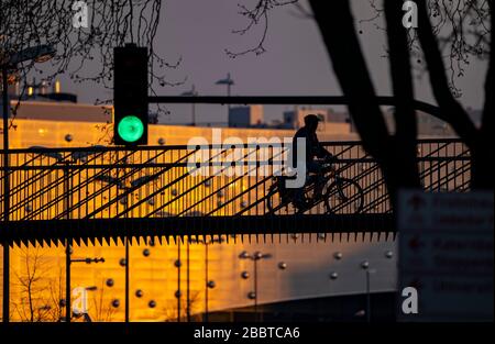 Cycliste sur un pont au-dessus de Segererothstrasse, à Essen, dans le centre commercial arrière Limbecker Platz, Allemagne, Banque D'Images