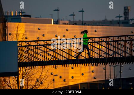 Cycliste sur un pont au-dessus de Segererothstrasse, à Essen, dans le centre commercial arrière Limbecker Platz, Allemagne, Banque D'Images