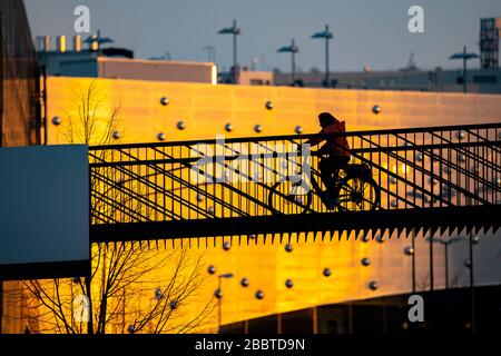 Cycliste sur un pont au-dessus de Segererothstrasse, à Essen, dans le centre commercial arrière Limbecker Platz, Allemagne, Banque D'Images