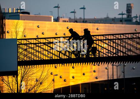 Cycliste sur un pont au-dessus de Segererothstrasse, à Essen, dans le centre commercial arrière Limbecker Platz, Allemagne, Banque D'Images