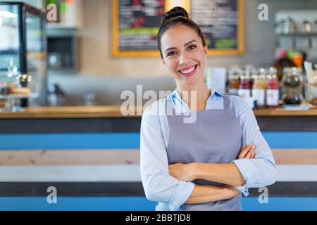 Woman working in coffee shop Banque D'Images