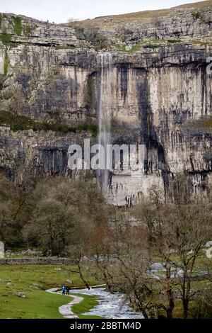 L'eau coule au-dessus de Malham Cove. Le 6 décembre 2015, après une période de forte pluie, Malham Cove devient temporairement la plus haute chute libre du Royaume-Uni. La falaise de calcaire verticale de 80 m au coeur du parc national du Yorkshire Dales a été formée au dernier âge de glace, mais l'eau n'a pas été vue se cascade de son bord dans la mémoire vive (voir « informations supplémentaires ») © Ian Wray /Alay Banque D'Images