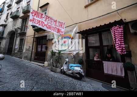 Naples, Italie. 01 avril 2020. Dans certains districts de Naples bannières apparaissent avec la demande d'avoir le revenu de quarantaine pour le moins bien-off économiquement, pour les effets causés par le coronavirus COVID 19 crédit: Agence indépendante de photo SRL/Alay Live News Banque D'Images