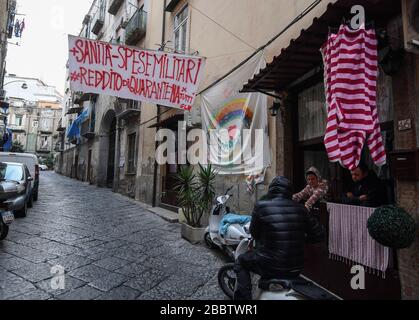 Naples, Italie. 01 avril 2020. Dans certains districts de Naples bannières apparaissent avec la demande d'avoir le revenu de quarantaine pour le moins bien-off économiquement, pour les effets causés par le coronavirus COVID 19 crédit: Agence indépendante de photo SRL/Alay Live News Banque D'Images