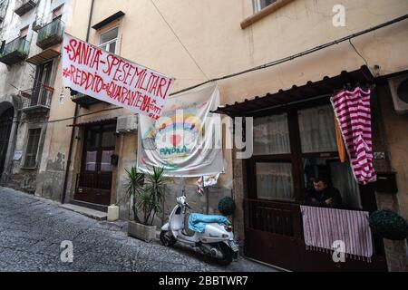 Naples, Italie. 01 avril 2020. Dans certains districts de Naples bannières apparaissent avec la demande d'avoir le revenu de quarantaine pour le moins bien-off économiquement, pour les effets causés par le coronavirus COVID 19 crédit: Agence indépendante de photo SRL/Alay Live News Banque D'Images