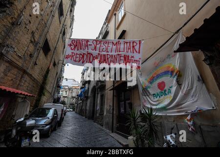 Naples, Italie. 01 avril 2020. Dans certains districts de Naples bannières apparaissent avec la demande d'avoir le revenu de quarantaine pour le moins bien-off économiquement, pour les effets causés par le coronavirus COVID 19 crédit: Agence indépendante de photo SRL/Alay Live News Banque D'Images