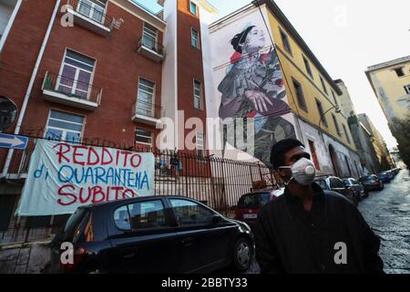 Naples, Italie. 01 avril 2020. Dans certains districts de Naples bannières apparaissent avec la demande d'avoir le revenu de quarantaine pour le moins bien-off économiquement, pour les effets causés par le coronavirus COVID 19 crédit: Agence indépendante de photo SRL/Alay Live News Banque D'Images