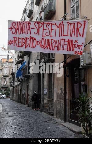 Naples, Italie. 01 avril 2020. Dans certains districts de Naples bannières apparaissent avec la demande d'avoir le revenu de quarantaine pour le moins bien-off économiquement, pour les effets causés par le coronavirus COVID 19 crédit: Agence indépendante de photo SRL/Alay Live News Banque D'Images