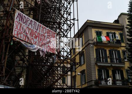 Naples, Italie. 01 avril 2020. Dans certains districts de Naples bannières apparaissent avec la demande d'avoir le revenu de quarantaine pour le moins bien-off économiquement, pour les effets causés par le coronavirus COVID 19 crédit: Agence indépendante de photo SRL/Alay Live News Banque D'Images