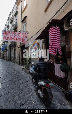 Naples, Italie. 01 avril 2020. Dans certains districts de Naples bannières apparaissent avec la demande d'avoir le revenu de quarantaine pour le moins bien-off économiquement, pour les effets causés par le coronavirus COVID 19 crédit: Agence indépendante de photo SRL/Alay Live News Banque D'Images