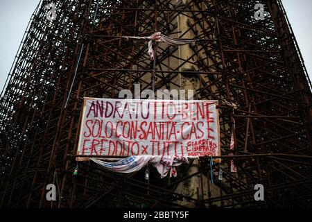 Naples, Italie. 01 avril 2020. Dans certains districts de Naples bannières apparaissent avec la demande d'avoir le revenu de quarantaine pour le moins bien-off économiquement, pour les effets causés par le coronavirus COVID 19 crédit: Agence indépendante de photo SRL/Alay Live News Banque D'Images