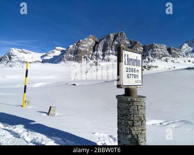 San Bernardino, Suisse: Paysage d'hiver des montagnes du San Bernardino Pass. Banque D'Images