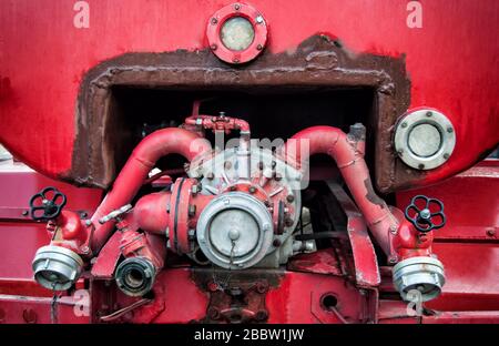 Vieux détail de moteur de feu vintage, robinets d'eau et jauges Banque D'Images