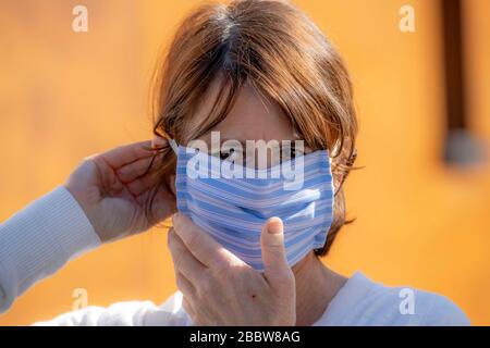 Femme portant un masque de respiration, auto-cousue, fait de coton, effets de la crise corona en Allemagne, Banque D'Images