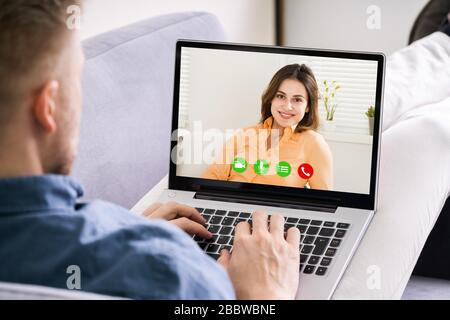 Gros plan sur un chat vidéo avec Young Man Banque D'Images