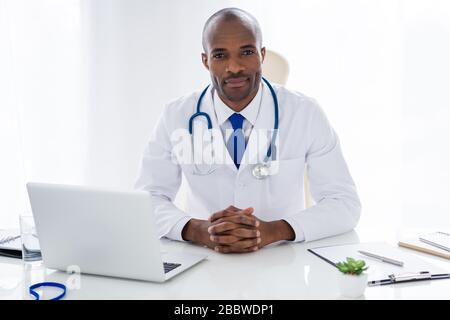 Photo de la famille doc peau sombre gai gars consultant utiliser des prescriptions de table de bloc-notes aider les gens à contrôler le risque de panique épidémie maladie porter blanc labo Banque D'Images