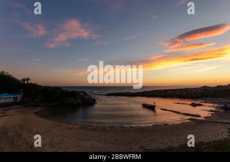 Magnifique coucher de soleil dans la baie de Fishermans, Pulsano, Taranto, Italie. Banque D'Images