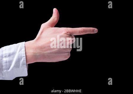 La main humaine dans une chemise blanche montre le soupir du canon à doigts sur fond noir isolé Banque D'Images