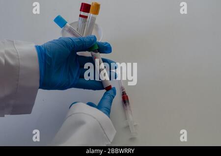 Tubes de test sanguin en laboratoire, échantillons sanguins, échantillon de sang de test covid-19, image conceptuelle. Banque D'Images