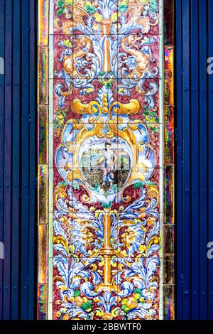 Détail de carreaux de céramique azulejo complexes à la façade de Ceramica Ruiz dans le quartier céramique à Triana, Séville, Andalousie, Espagne Banque D'Images