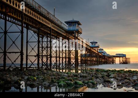 Lever du soleil d'été à la jetée de Llandudno, station balnéaire de Llandudno, Pays de Galles du Nord, Royaume-Uni. À 2 295 pieds, la jetée est la plus longue du pays de Galles. Banque D'Images