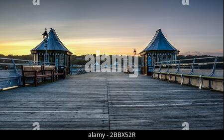 Coucher du soleil à Bangor Garth Pier, une structure classée de Grade II, sur le détroit de Menai à Bangor Gwynedd North Wales UK Banque D'Images