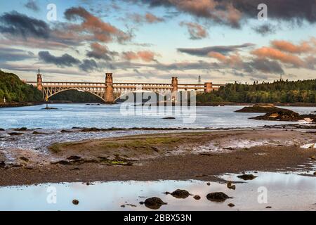 Le pont Britannia enjambant le détroit de Menai entre Anglesey et le continent nord-de-Galles, Royaume-Uni Banque D'Images