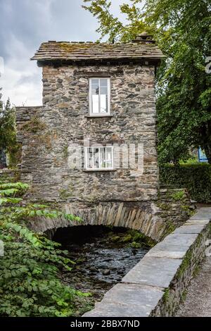 La maison du pont du XVIIe siècle sur stock Beck à Ambleside, parc national du Lake District, Cumbria, Angleterre Banque D'Images