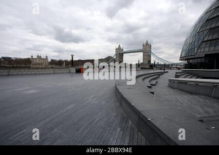 Londres, Royaume-Uni. 01 avril 2020. Jour neuf de Lockdown à Londres. Tower Bridge vue d'une banque du Sud très calme. Le pays est en verrouillage en raison de la pandémie de Coronavirus COVID-19. Les gens ne sont pas autorisés à quitter la maison sauf pour les achats de nourriture, les soins médicaux, l'exercice - une fois par jour, et le travail essentiel. COVID-19 Coronavirus LockDown, Londres, Royaume-Uni, le 1er avril 2020 crédit: Paul Marriott/Alay Live News Banque D'Images