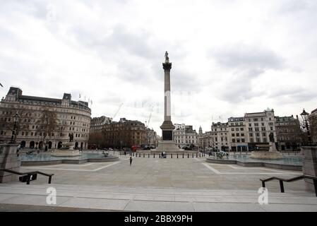 Londres, Royaume-Uni. 01 avril 2020. Jour neuf de Lockdown à Londres. Une place Trafalgar presque déserte comme le pays est en verrouillage en raison de la pandémie de Coronavirus COVID-19. Les gens ne sont pas autorisés à quitter la maison sauf pour les achats de nourriture, les soins médicaux, l'exercice - une fois par jour, et le travail essentiel. COVID-19 Coronavirus LockDown, Londres, Royaume-Uni, le 1er avril 2020 crédit: Paul Marriott/Alay Live News Banque D'Images