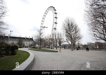 Londres, Royaume-Uni. 01 avril 2020. Jour neuf de Lockdown à Londres. Le London Eye a photographié sur une banque du Sud très calme car le pays est en verrouillage en raison de la pandémie de Coronavirus COVID-19. Les gens ne sont pas autorisés à quitter la maison sauf pour les achats de nourriture, les soins médicaux, l'exercice - une fois par jour, et le travail essentiel. COVID-19 Coronavirus LockDown, Londres, Royaume-Uni, le 1er avril 2020 crédit: Paul Marriott/Alay Live News Banque D'Images