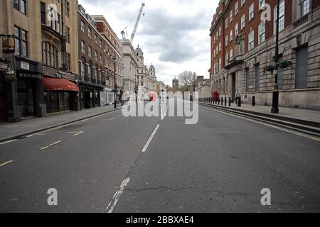 Londres, Royaume-Uni. 01 avril 2020. Jour neuf de Lockdown à Londres. Un Whitehall presque déserté à 12h20 car le pays est en verrouillage en raison de la pandémie de Coronavirus COVID-19. Les gens ne sont pas autorisés à quitter la maison sauf pour les achats de nourriture, les soins médicaux, l'exercice - une fois par jour, et le travail essentiel. COVID-19 Coronavirus LockDown, Londres, Royaume-Uni, le 1er avril 2020 crédit: Paul Marriott/Alay Live News Banque D'Images